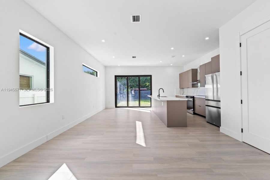 Spacious, unfurnished interior of a new home in , Miami (Image 27).