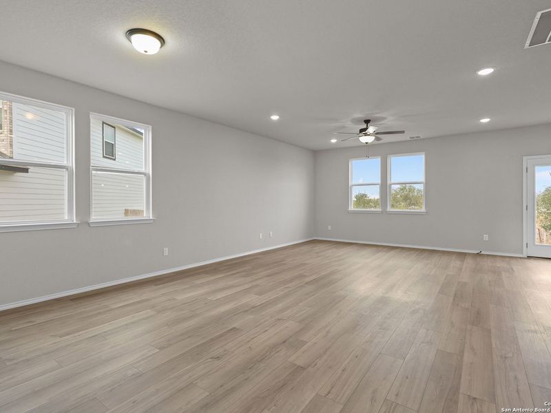 Spacious, unfurnished interior of a new home in Royal Crest, San Antonio (Image 16).