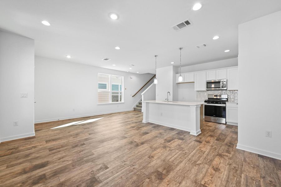 Spacious, unfurnished interior of a new home in , Buda (Image 12).