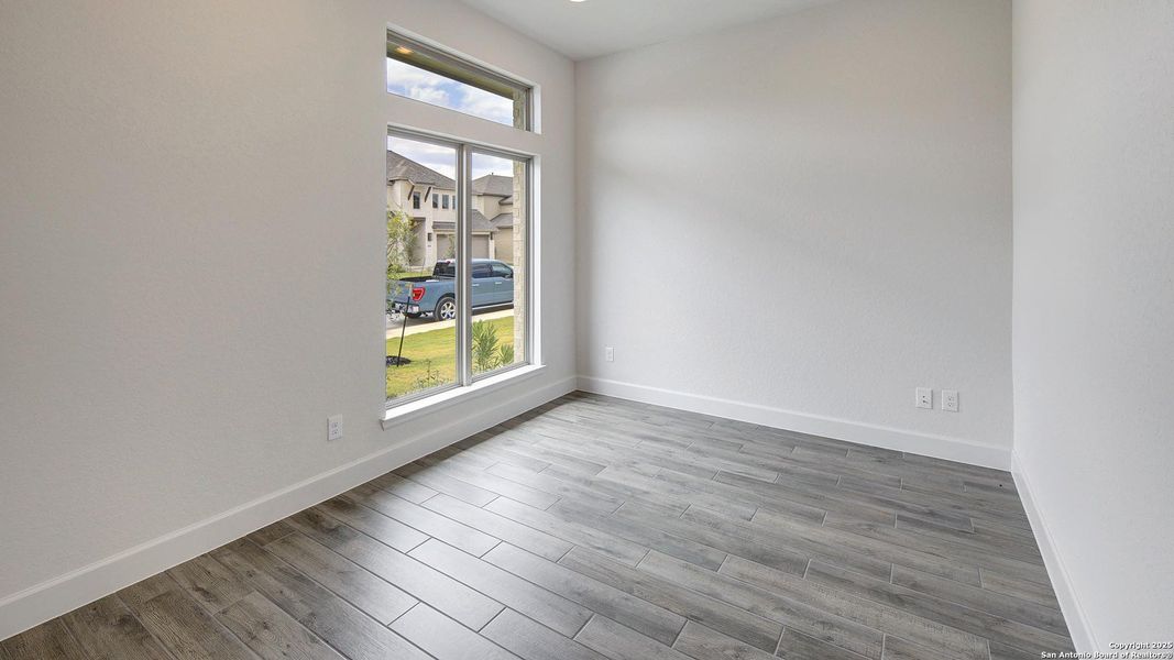 Spacious, unfurnished interior of a new home in Stevens Ranch 55', San Antonio (Image 20).
