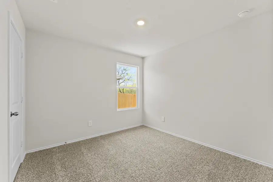 Spacious, unfurnished interior of a new home in Ladera, Luling (Image 19).