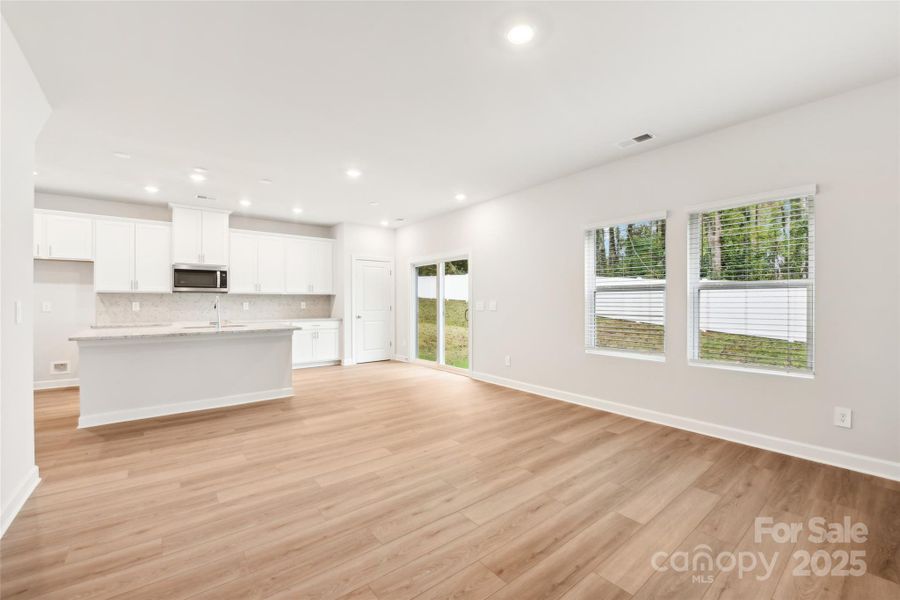 Spacious, unfurnished interior of a new home in Buffalo Ridge, Newton (Image 6).