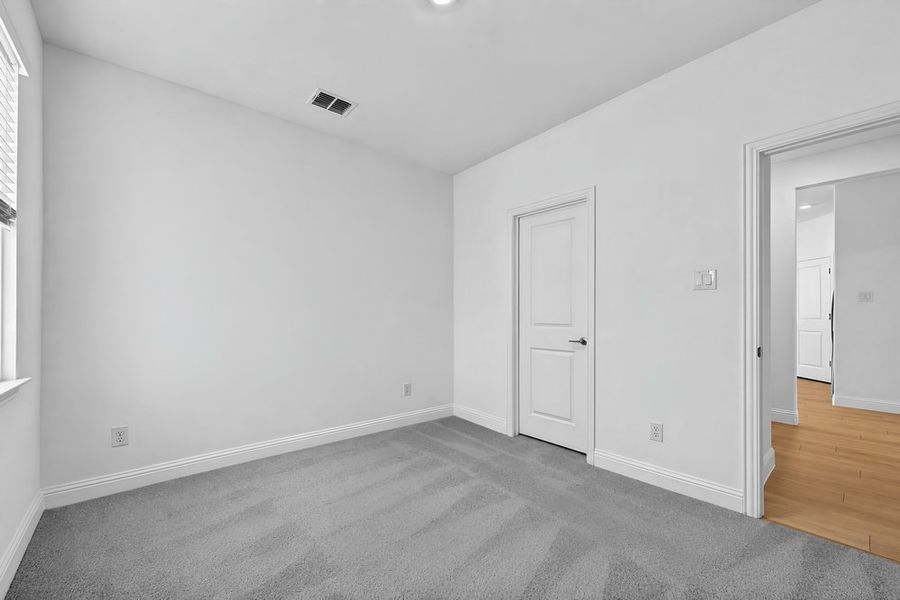 Spacious, unfurnished interior of a new home in Madero 50s, Fort Worth (Image 25).