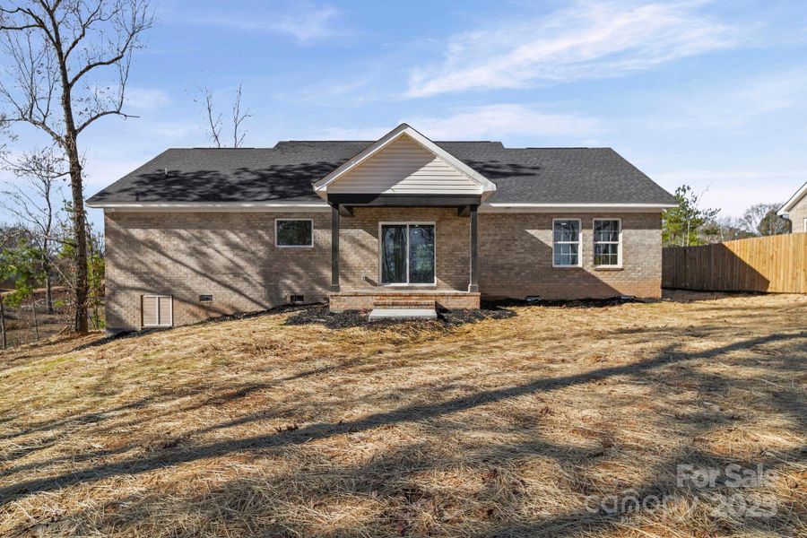 Exterior details and patio area of a home in , Peachland (Image 3).
