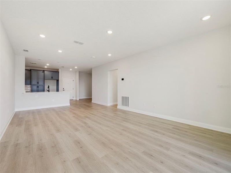 Spacious, unfurnished interior of a new home in , Orlando (Image 12).