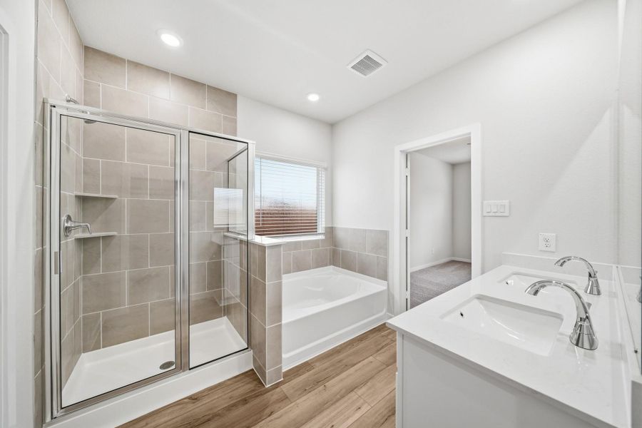 Furnished interior view inside a new home in Country Creek, Mont Belvieu (Image 7).