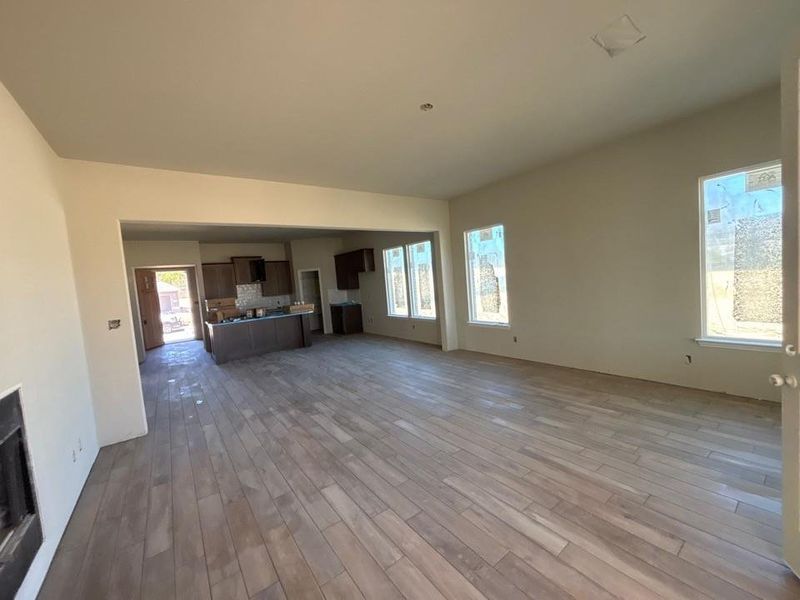 Spacious, unfurnished interior of a new home in Waterford Park, Weatherford (Image 4).