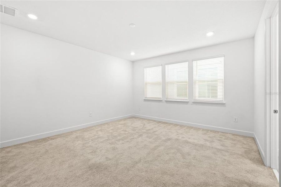 Spacious, unfurnished interior of a new home in Harvest At Ovation 50s, Winter Garden (Image 18).