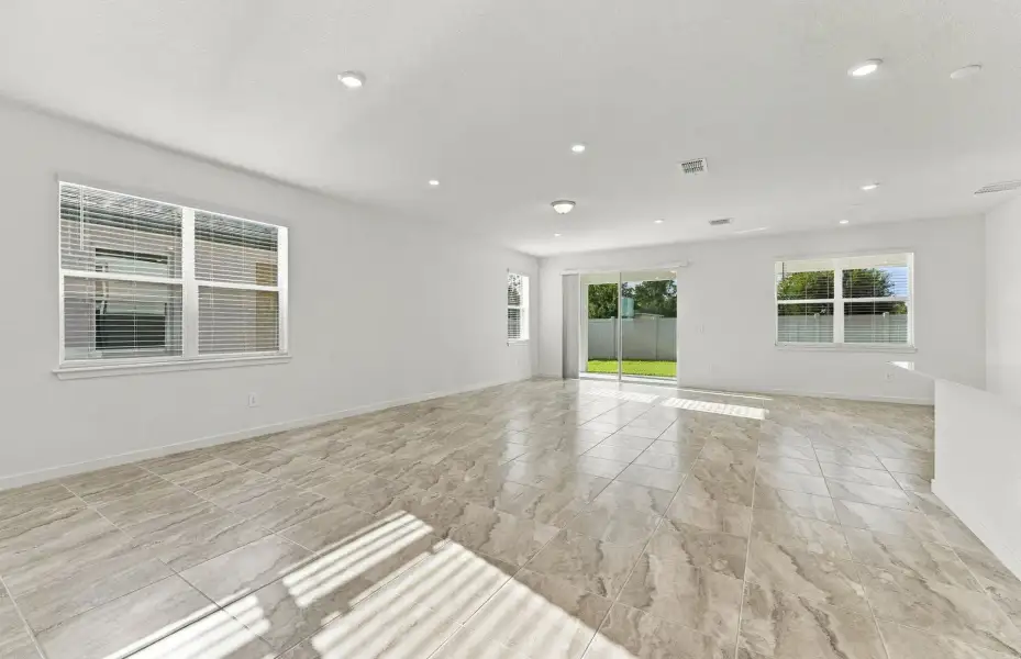 Spacious, unfurnished interior of a new home in Evergreen, Thonotosassa (Image 22).