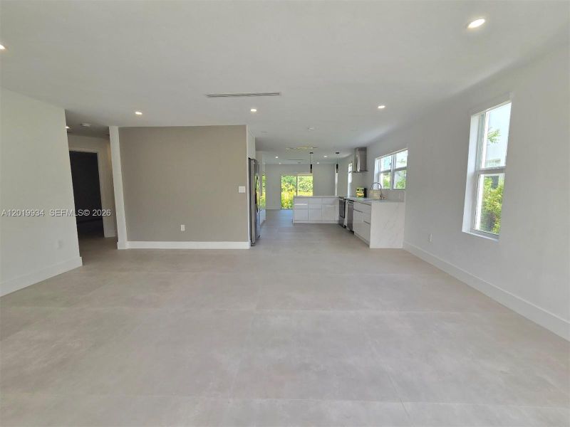 Spacious, unfurnished interior of a new home in , West Palm Beach (Image 10).