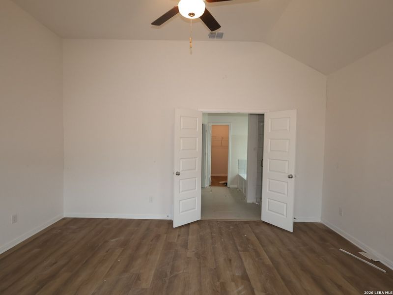 Spacious, unfurnished interior of a new home in Mesquite Ridge, San Antonio (Image 24).
