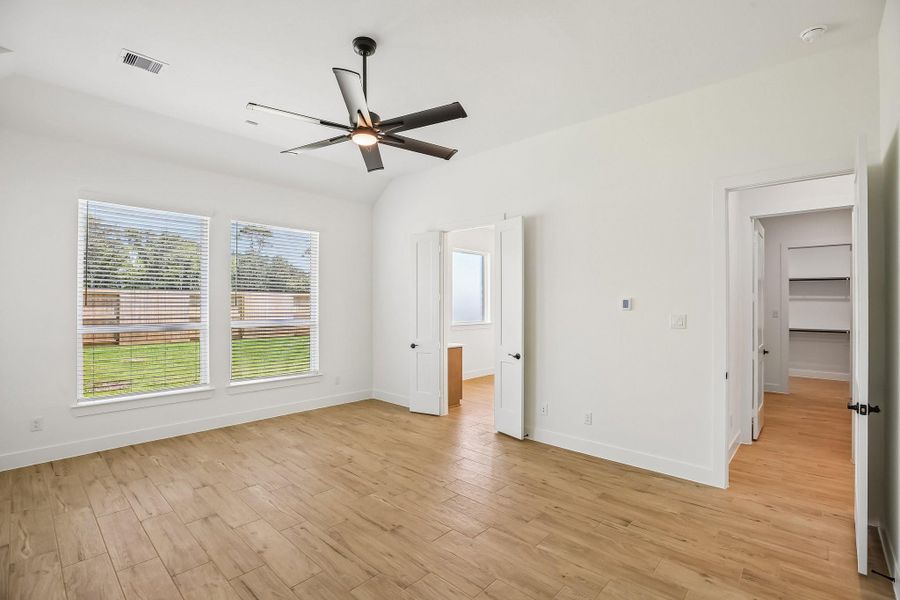 Spacious, unfurnished interior of a new home in , Mont Belvieu (Image 40).