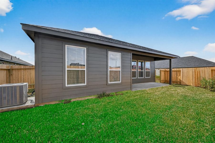 Exterior details and patio area of a home in Rollingbrook Estates, Baytown (Image 28).