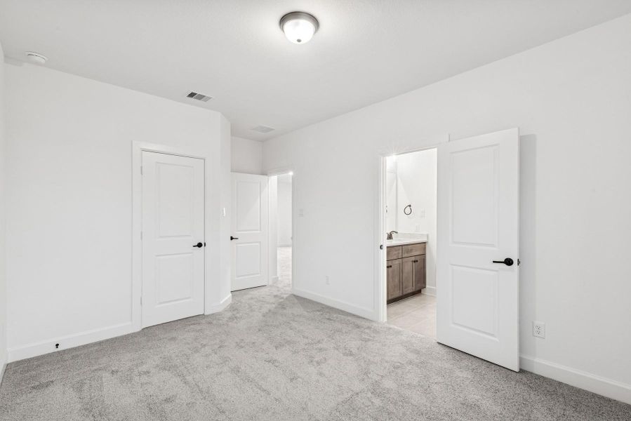 Spacious, unfurnished interior of a new home in Jordan Ranch 70' Homesites, Fulshear (Image 23). Spacious, unfurnished interior of a new home in Jordan Ranch 70' Homesites, Fulshear (Image 23).