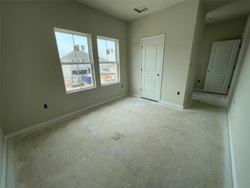 Spacious, unfurnished interior of a new home in Covered Bridge, Hutto (Image 16).