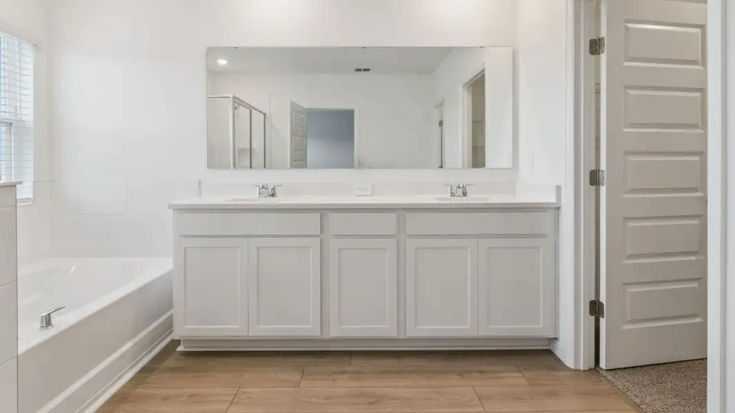 Representative furnished interior of a home built from the Coral by D.R. Horton in Hawthorne Ranch, Lakeland (Image 9).