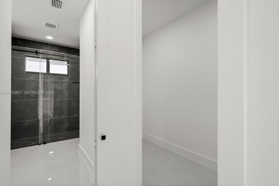Spacious, unfurnished interior of a new home in , Lehigh Acres (Image 25).
