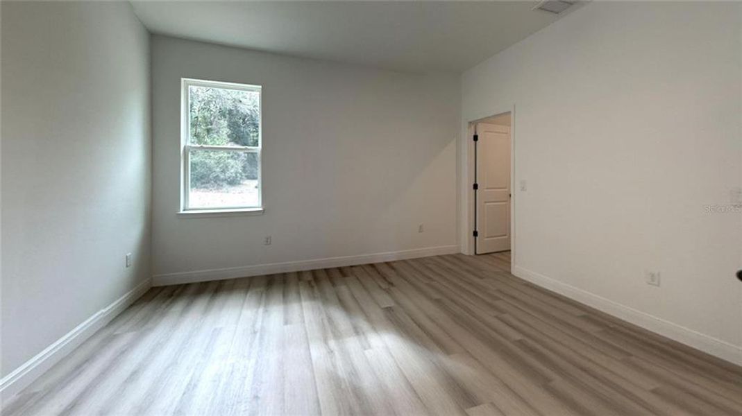 Spacious, unfurnished interior of a new home in , Citrus Springs (Image 9).
