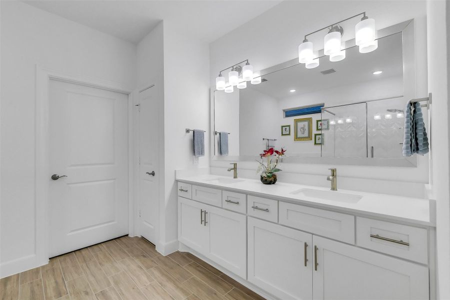 Furnished interior view inside a new home in Del Webb in Chambers Creek, Willis (Image 27). Furnished interior view inside a new home in Del Webb in Chambers Creek, Willis (Image 27).