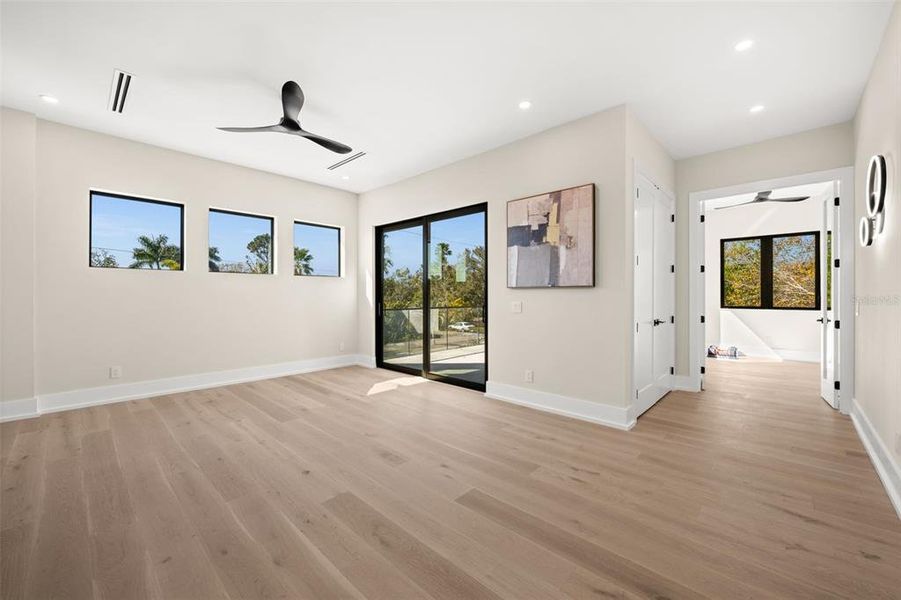 Spacious, unfurnished interior of a new home in , Sarasota (Image 54).