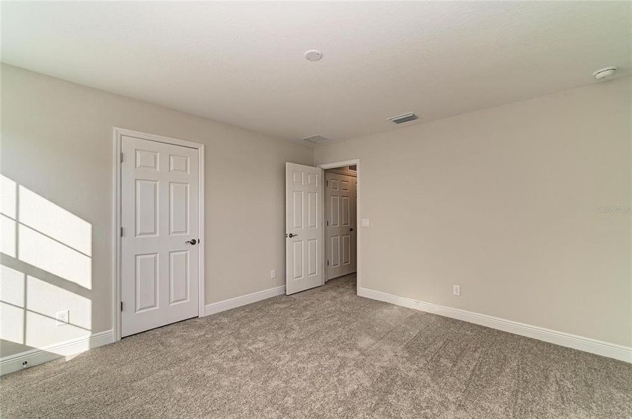 Spacious, unfurnished interior of a new home in Pasadena Woods, Wesley Chapel (Image 34).