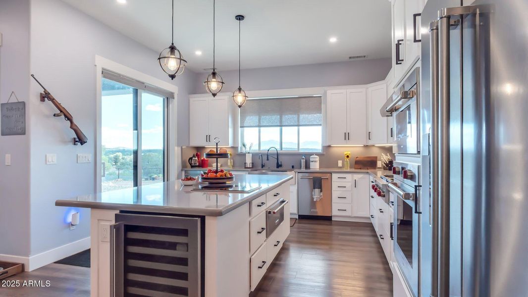 Large Island with plenty of prep space Large Island with plenty of prep space