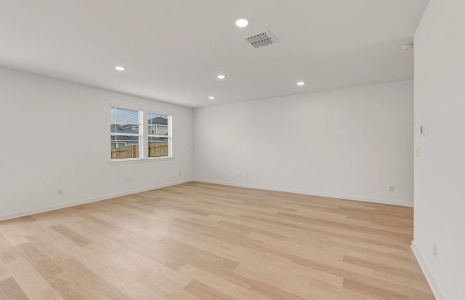 Spacious, unfurnished interior of a new home in Sunfield, Buda (Image 39).