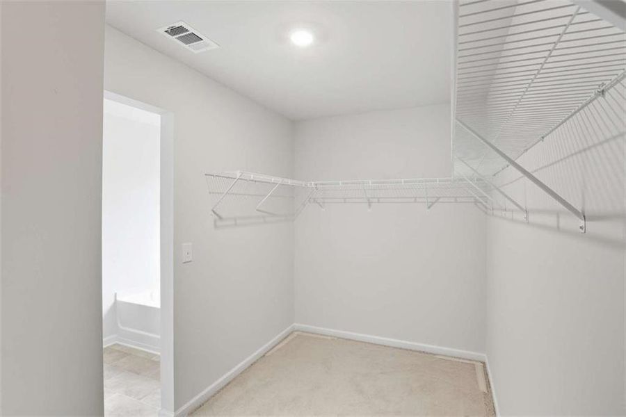 Spacious, unfurnished interior of a new home in Creekside Landing, Dallas (Image 15).