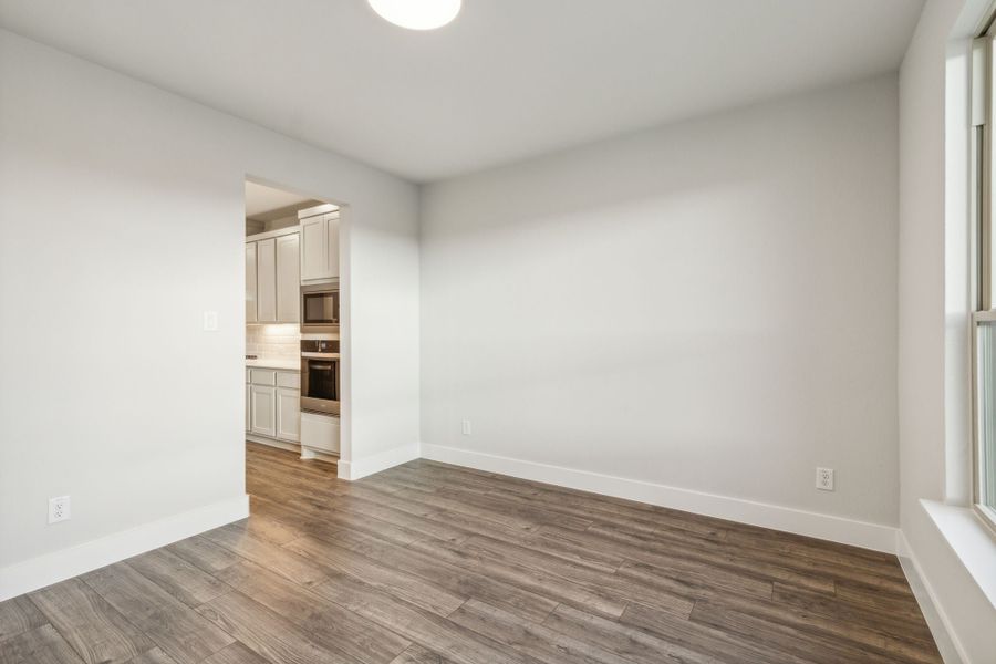 Spacious, unfurnished interior of a new home in Dove Hollow, Waxahachie (Image 21).