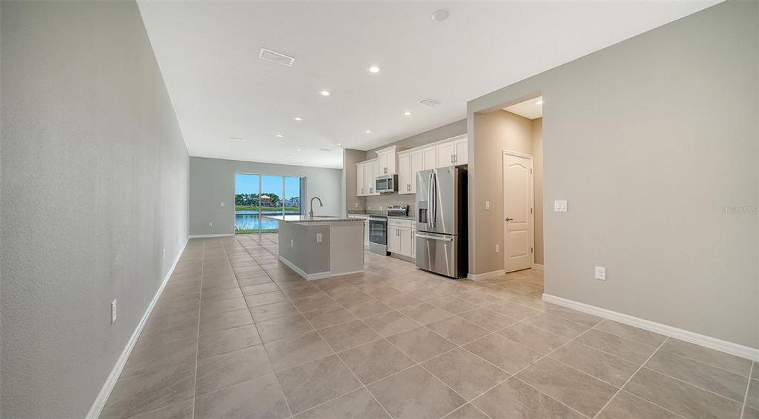 Spacious, unfurnished interior of a new home in , Sarasota (Image 18).
