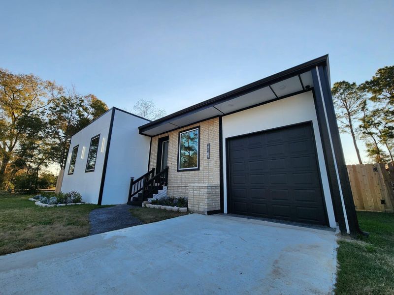 Exterior details and patio area of a home in , Houston (Image 33).