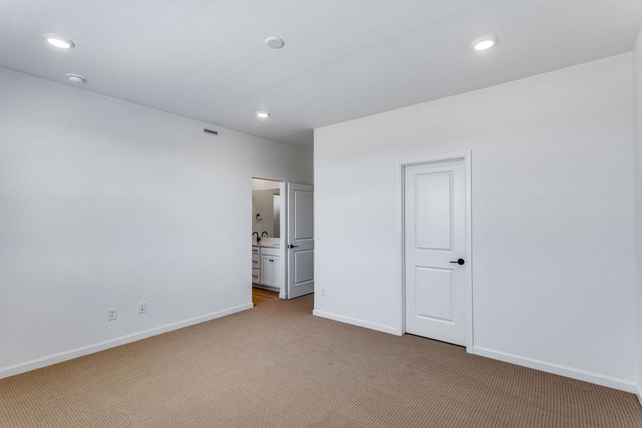 Spacious, unfurnished interior of a new home in Westside Crossing, Berthoud (Image 24).