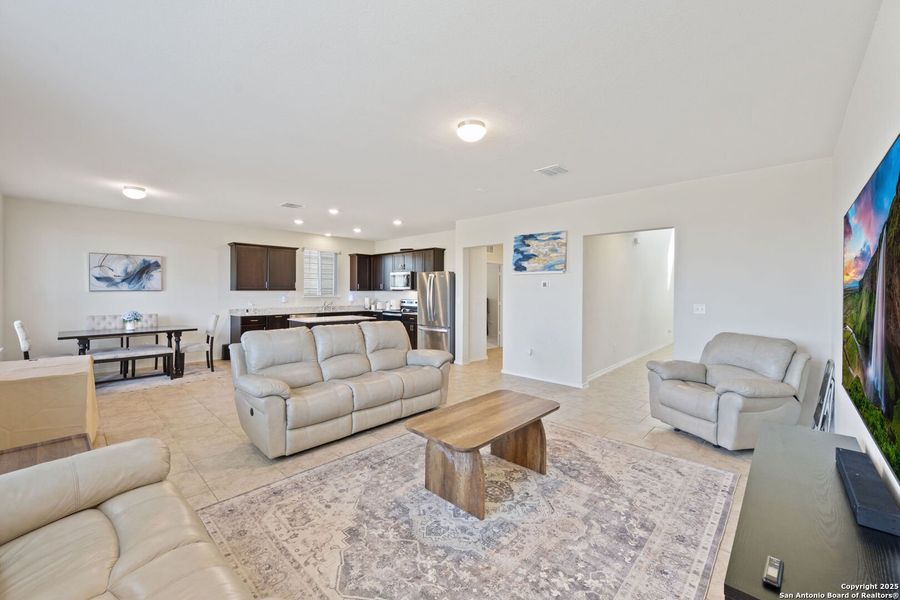 Furnished interior view inside a new home in Cinco Lakes, San Antonio (Image 4). Furnished interior view inside a new home in Cinco Lakes, San Antonio (Image 4).