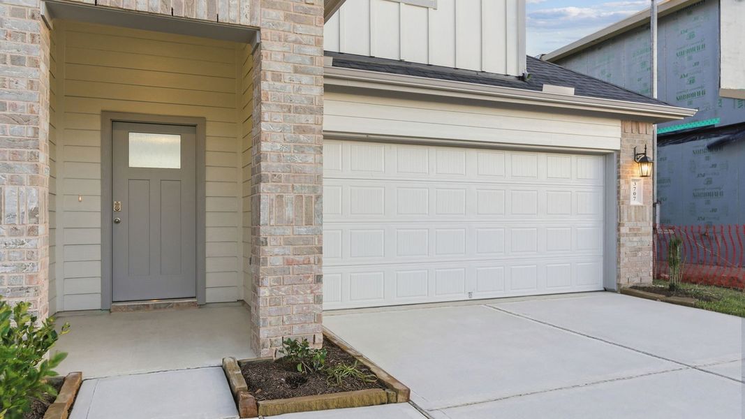 Exterior details and patio area of a home in Evergreen, Rosenberg (Image 2).