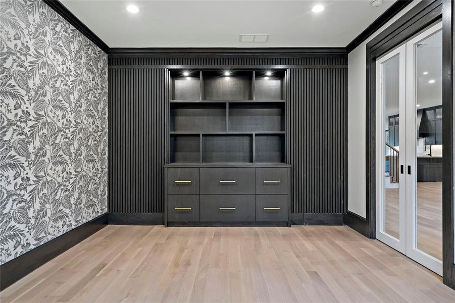 Very soothing ambiance in this study. Wouldn't you love to have your desk in here?