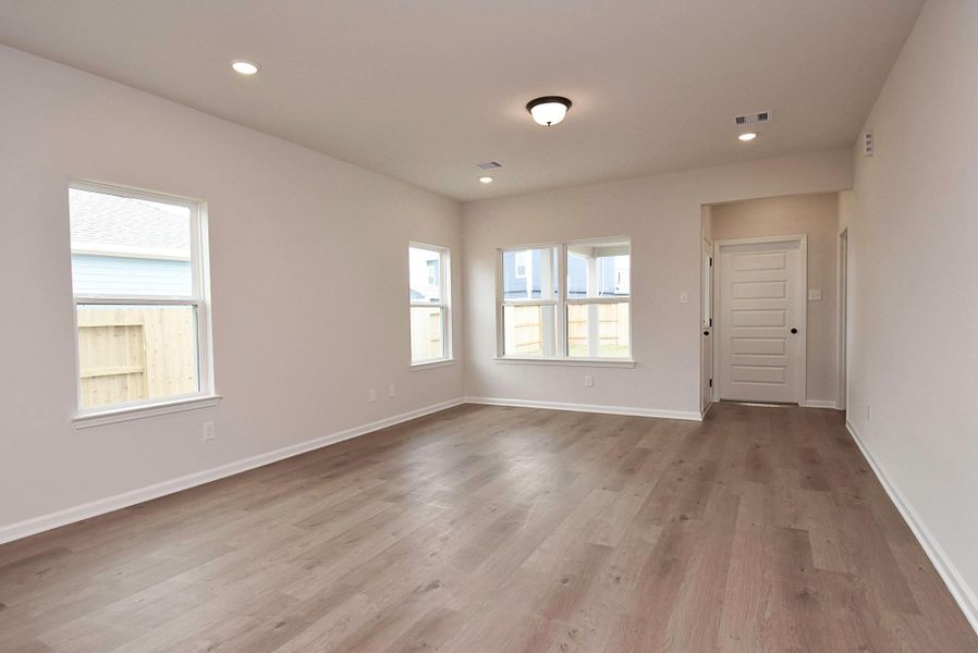 Spacious, unfurnished interior of a new home in Fulshear Lakes, Fulshear (Image 16).
