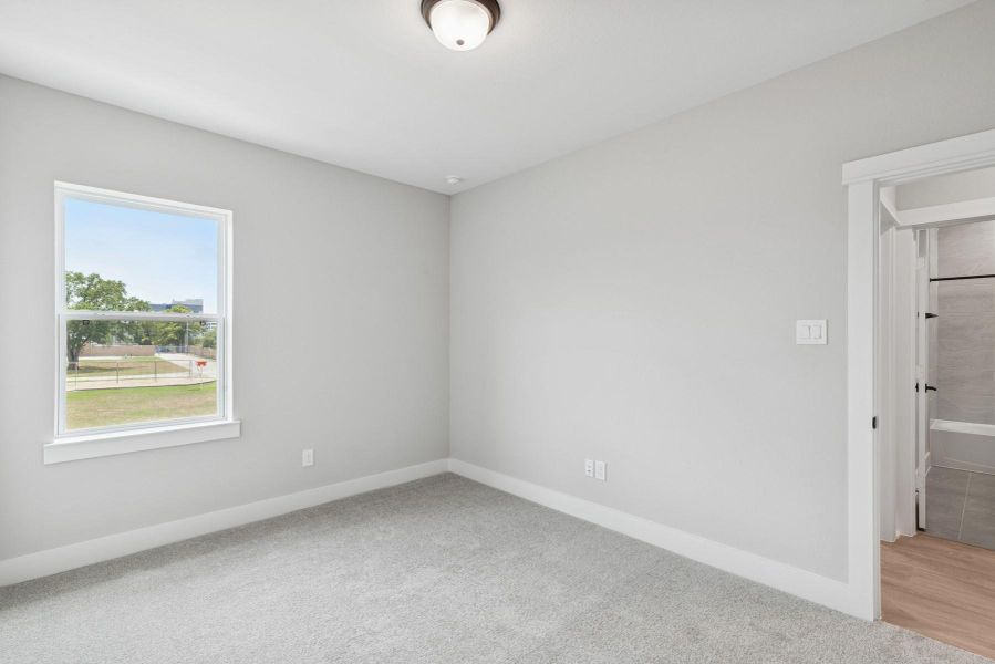 Spacious, unfurnished interior of a new home in Retreat at Oak Park, Houston (Image 16).
