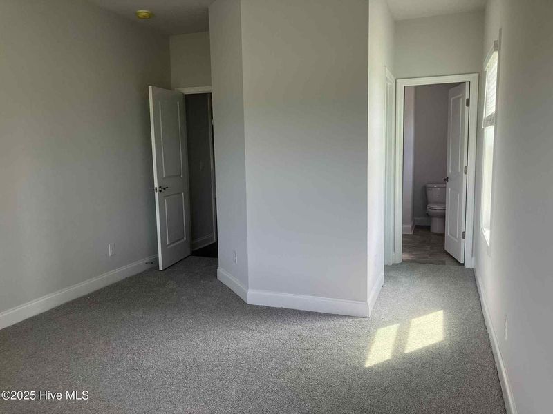 Spacious, unfurnished interior of a new home in Fairfield Harbour, New Bern (Image 16).
