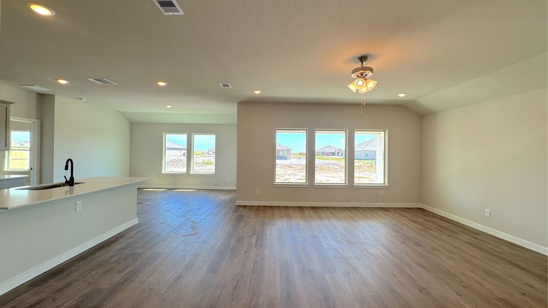 Spacious, unfurnished interior of a new home in King's Landing, Corpus Christi (Image 10).