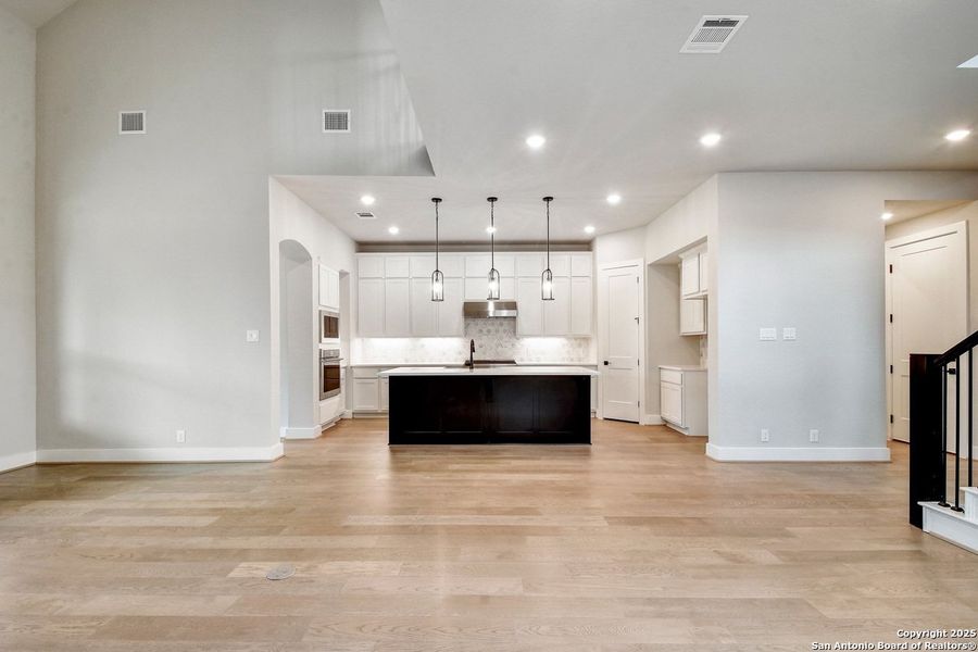 Spacious, unfurnished interior of a new home in Weston Oaks, San Antonio (Image 17).
