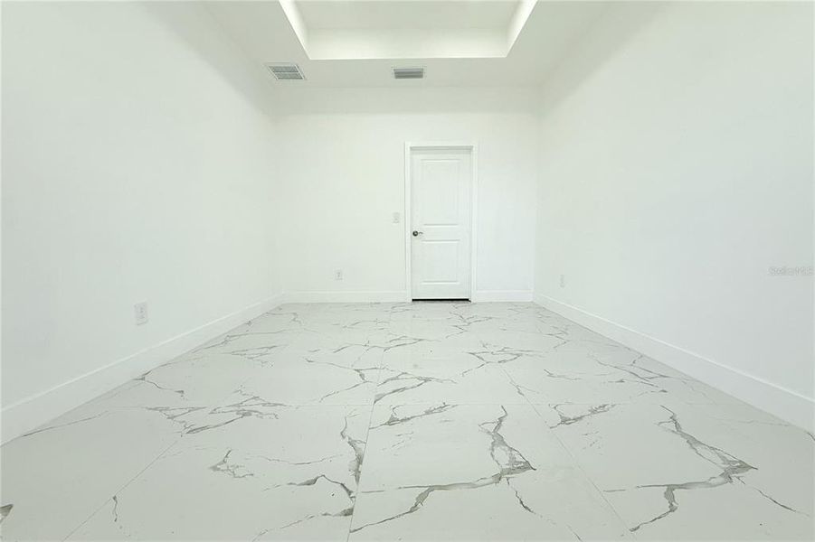 Spacious, unfurnished interior of a new home in , Tampa (Image 29).