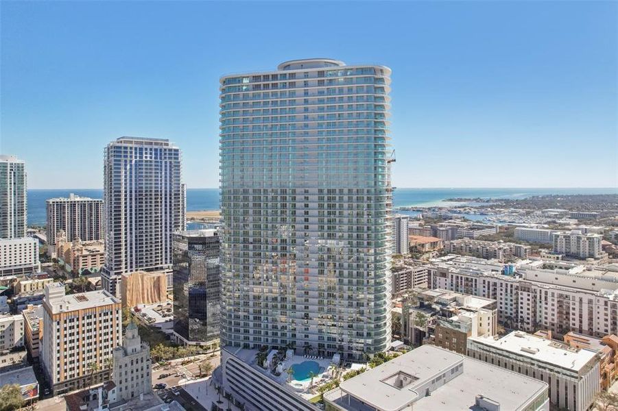 Condo located in St. Petersburg, FL showcasing its design and architecture (Image 34).