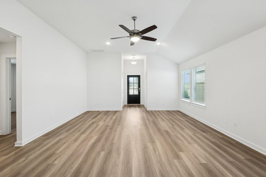 Spacious, unfurnished interior of a new home in Lone Star Landing, Montgomery (Image 24).