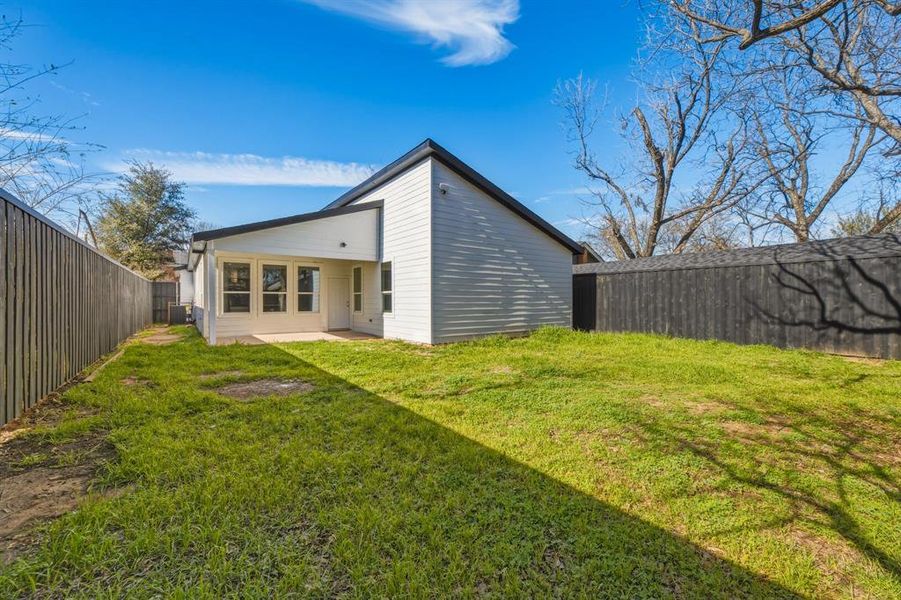 Exterior details and patio area of a home in , Dallas (Image 23).