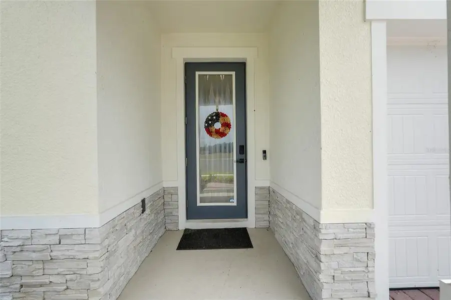 Exterior details and patio area of a home in , Clermont (Image 3).