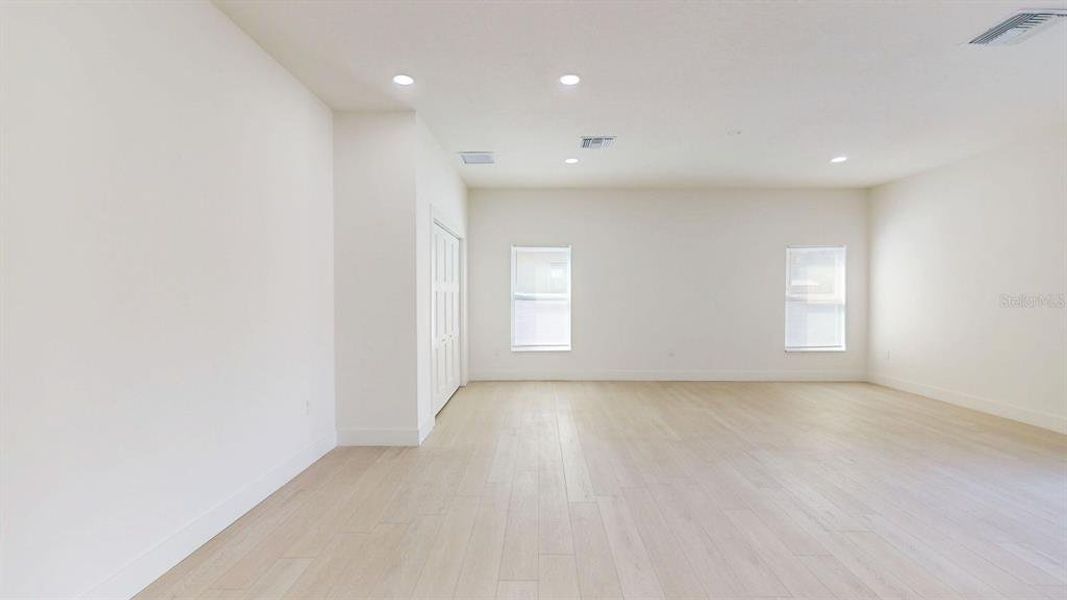 Spacious, unfurnished interior of a new home in , Tampa (Image 59).