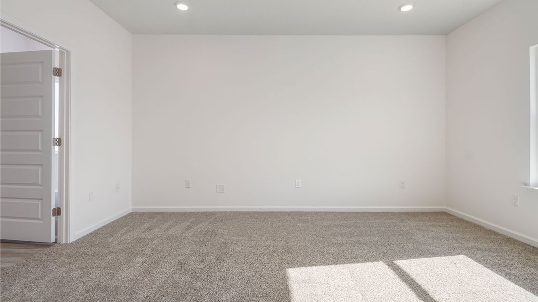 Spacious, unfurnished interior of a new home in Owl's Head East, Freeport (Image 19).