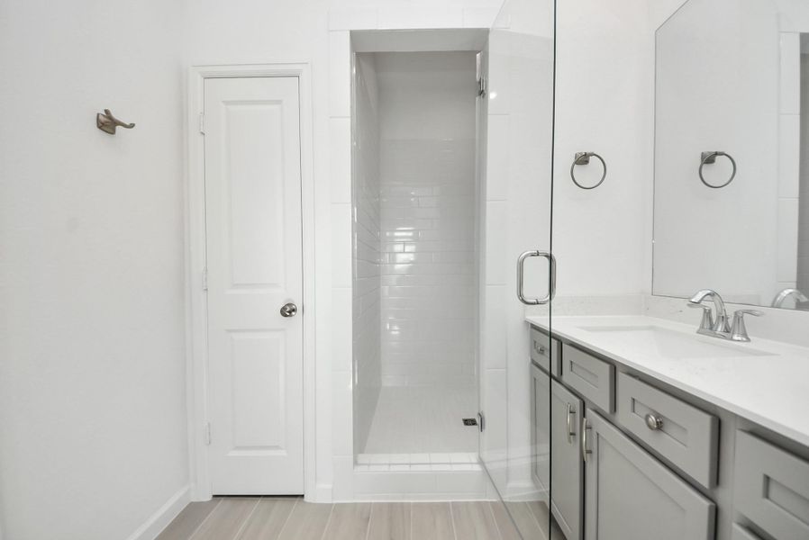 Furnished interior view inside a new home in Cross Creek Ranch, Fulshear (Image 27).