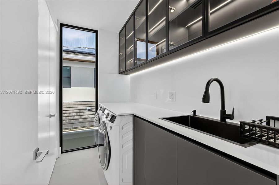 Furnished interior view inside a new home in , Fort Lauderdale (Image 9).