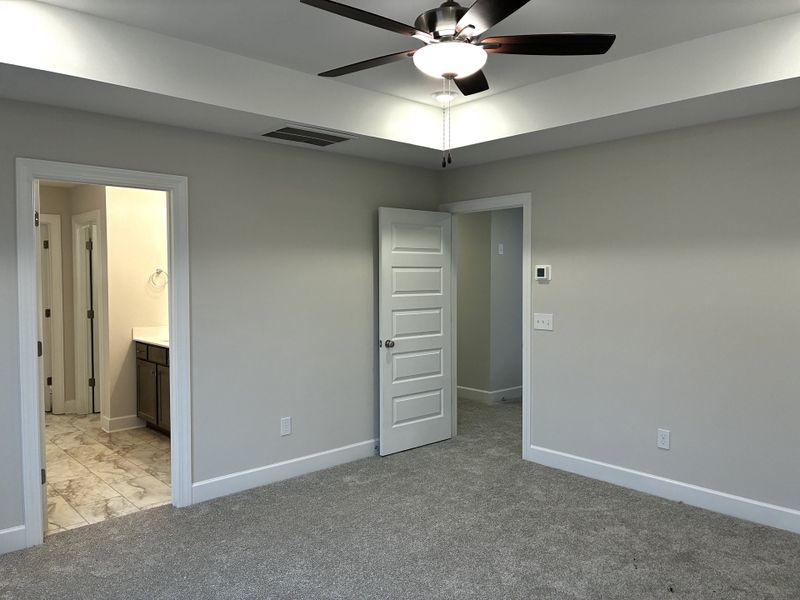 Spacious, unfurnished interior of a new home in Holly Ridge, Greenville (Image 13).